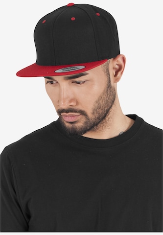 Casquette Flexfit en noir : devant