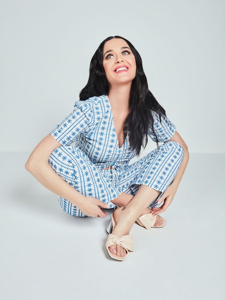 Katy Perry - Printed White & Blue Look