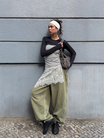 Black Sneaker Look by Reebok