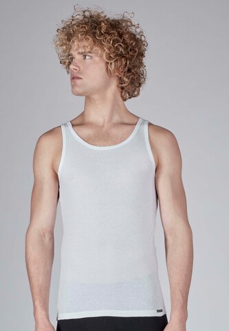 Skiny Undershirt in White: front