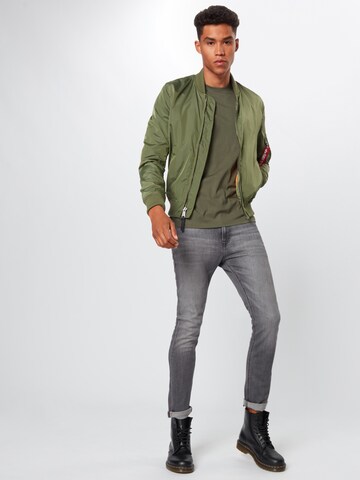 Coupe regular T-Shirt ALPHA INDUSTRIES en vert