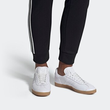 ADIDAS ORIGINALS Ниски маратонки 'Gazelle' в бяло