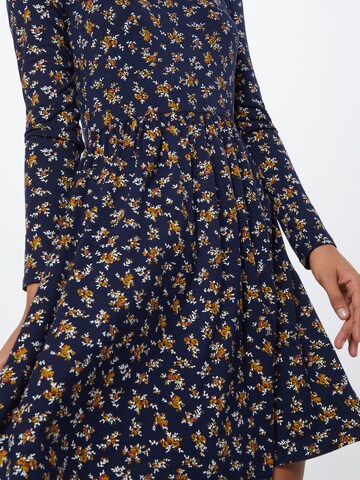 Boohoo - Vestido 'Ditsy Floral Smock' em azul