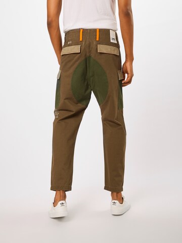 DENHAM - Regular Calças cargo 'Nato Pant Am' em verde: atrás