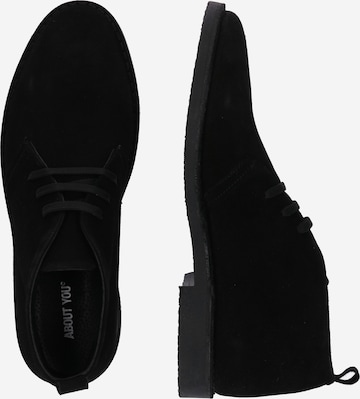 ABOUT YOU Šněrovací boty 'Kenan' – černá: boční strana