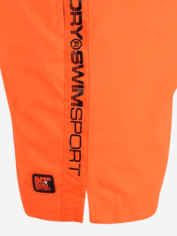 Superdry Regular Badeshorts in Orange