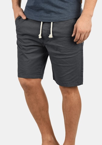 INDICODE JEANS Regular Chinoshorts 'Abbey' in Grau: Vorderseite