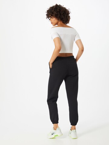 Tapered Pantaloni de la Gina Tricot pe negru