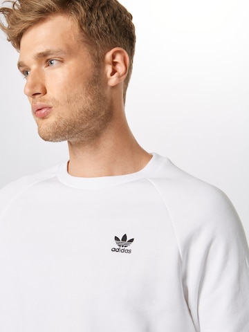Coupe regular Sweat-shirt 'Loungewear Trefoil Essentials' ADIDAS ORIGINALS en blanc