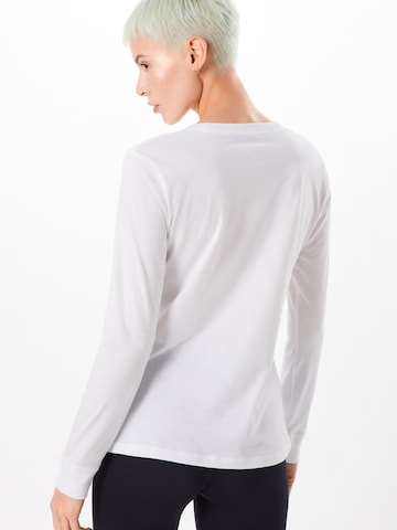 T-shirt Nike Sportswear en blanc : derrière