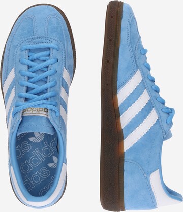 Baskets basses 'Handball Spezial' ADIDAS ORIGINALS en bleu : sur le côté