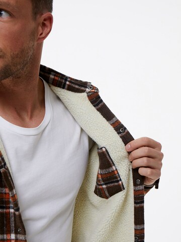 DAN FOX APPAREL Prehodna jakna 'Bela' | rjava barva