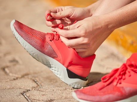 Donna che indossa un paio di scarpe da corsa rosse