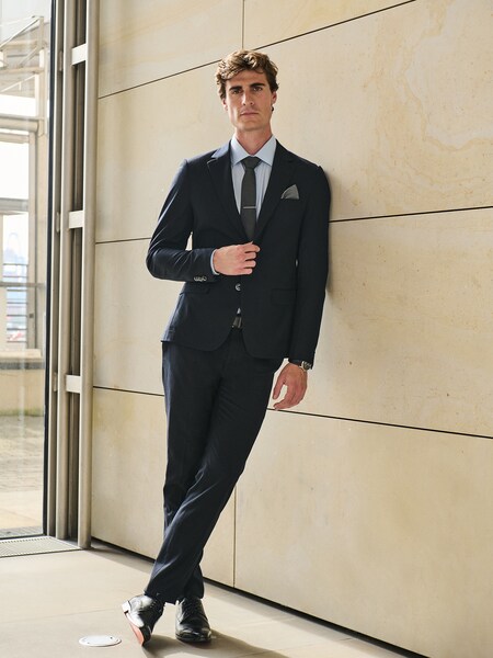 Raúl - Classic Black Suit Look