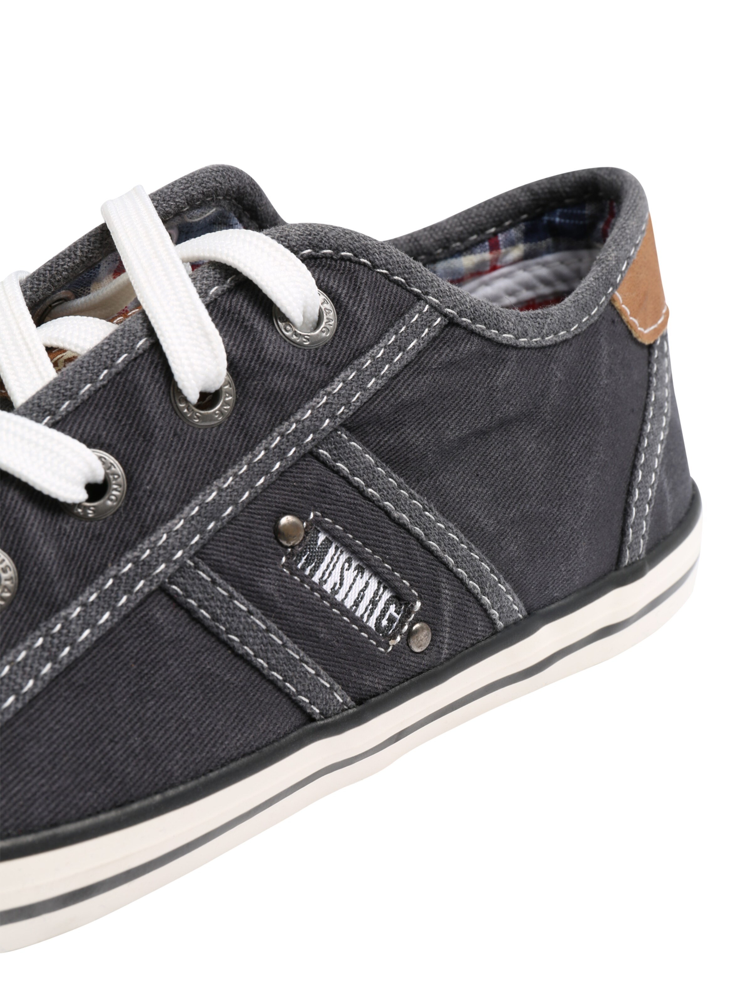 MUSTANG Σνίκερ χαμηλό σε μαύρο