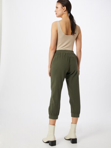 Kaffe - Tapered Calças 'Naya Capri' em verde