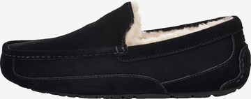 Mocasini 'Ascot' de la UGG pe negru: față