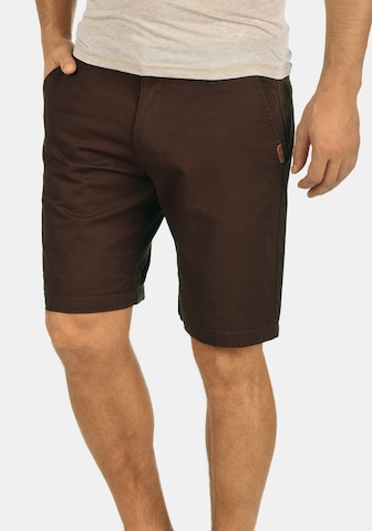 !Solid Regular Chino Pants 'Thement' in Brown: front