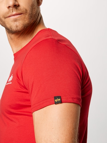 ALPHA INDUSTRIES - Ajuste regular Camiseta en rojo