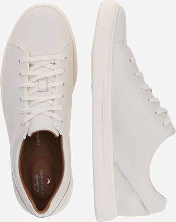 CLARKS Låg sneaker 'Un Costa Lace' i vit