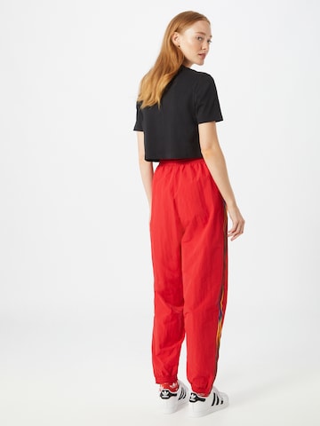 Tapered Pantaloni di ADIDAS ORIGINALS in rosso