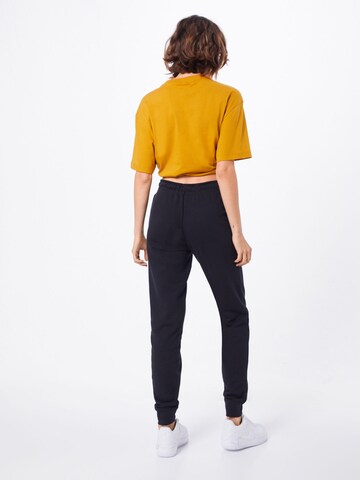 Nike Sportswear Zwężany krój Spodnie 'Essential' w kolorze czarny: tył