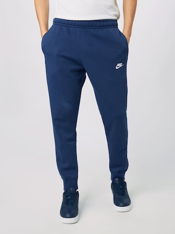 Effilé Pantalon 'Club Fleece' Nike Sportswear en bleu : devant