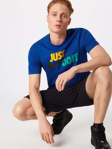 Nike Sportswear Regular Fit T-Shirt 'Swoosh' in Blau