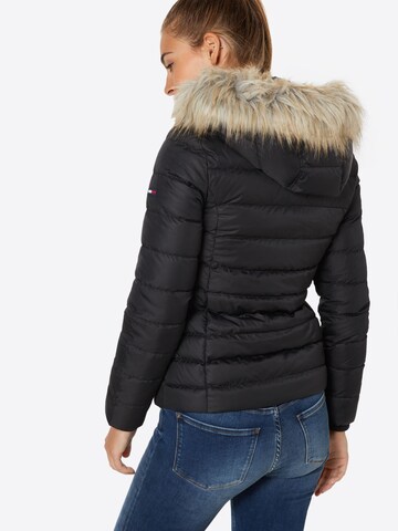 Tommy Jeans Jacke in Schwarz: zadná strana