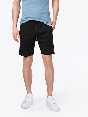 Urban Classics Regular Shorts in Schwarz: predná strana