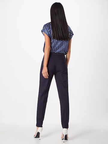 Coupe slim Pantalon à plis COMMA en bleu : derrière