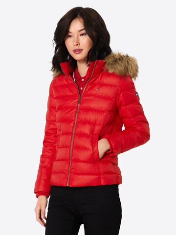 Tommy Jeans Winterjas in Rood: voorkant