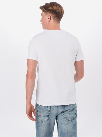 Lyle & Scott T-Shirt 'Contrast Pocket' in Weiß