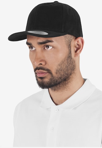 Casquette Flexfit en noir : devant