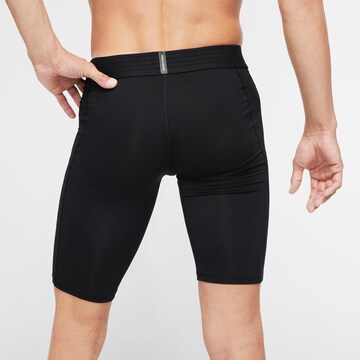 NIKE Skinny Trainingsshorts in Schwarz
