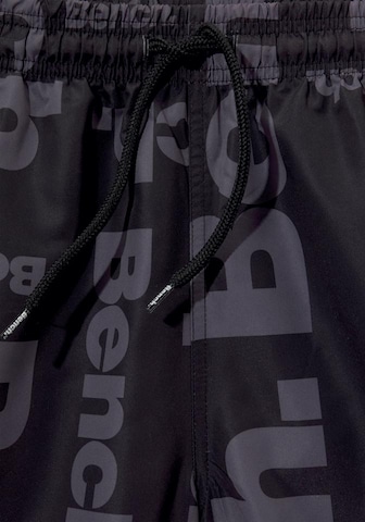 BENCH Badeshorts in Lila