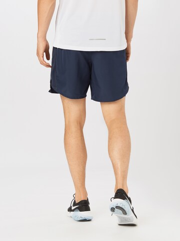 NIKE Regular Sportshorts 'Challenger 7' in Blau