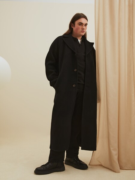 James A. - Classic All Black Coat Look