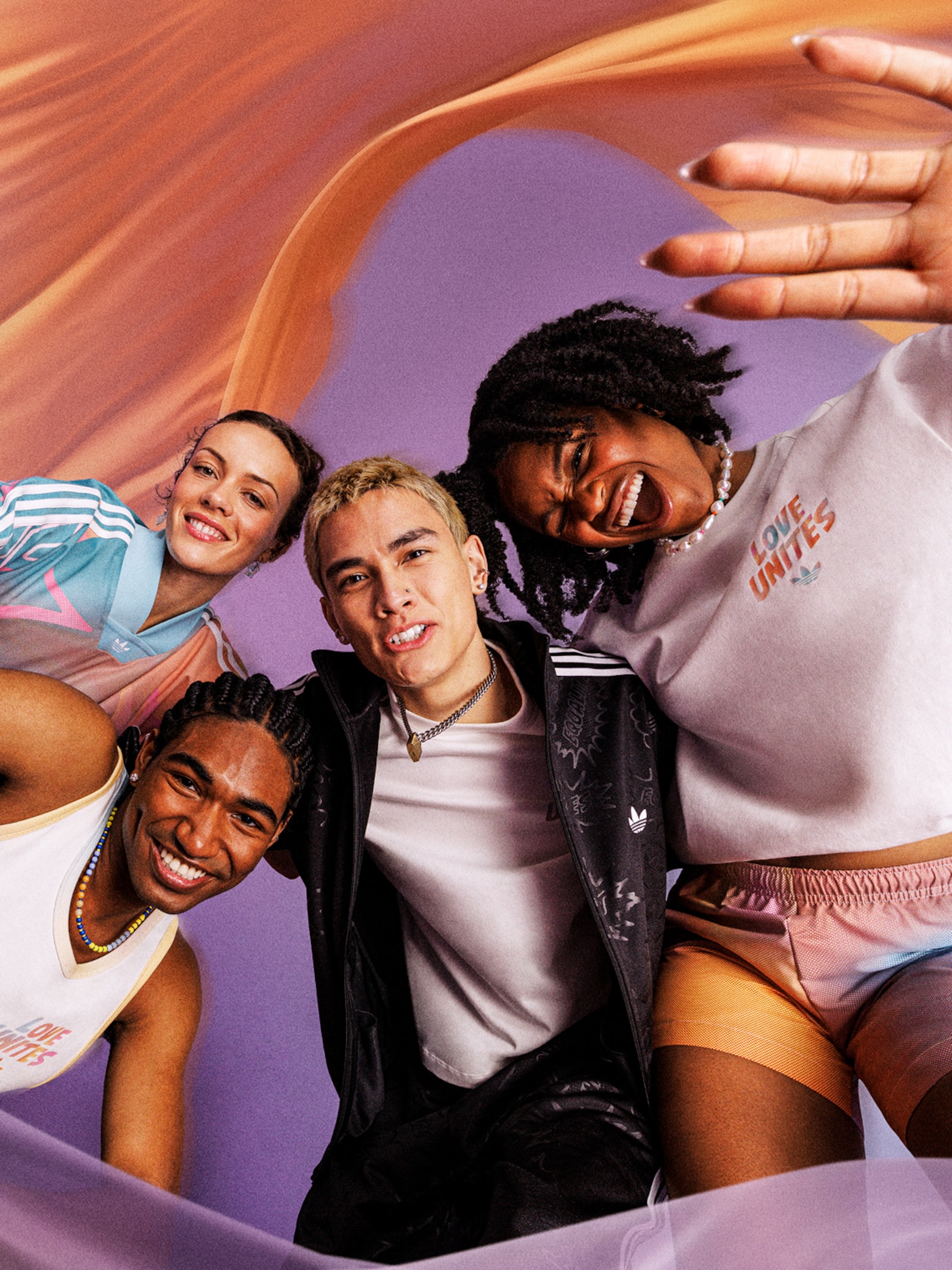 LJUBEZEN POVEZUJE adidas Originals