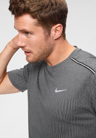 NIKE Regular Fit Funktionsshirt 'Miler' in Grau