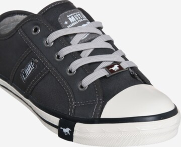 Baskets basses MUSTANG en gris