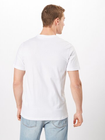 Coupe regular T-Shirt 'Club' Nike Sportswear en blanc : derrière