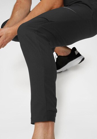 NIKE Slimfit Sporthose in Schwarz