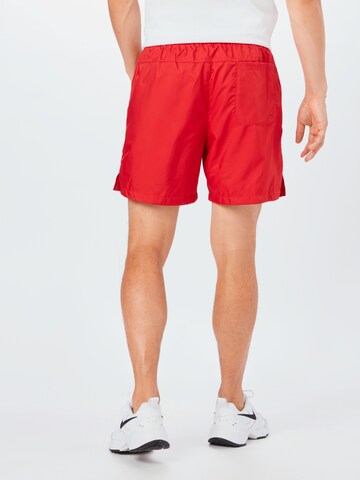 Regular Pantalon fonctionnel Nike Sportswear en rouge