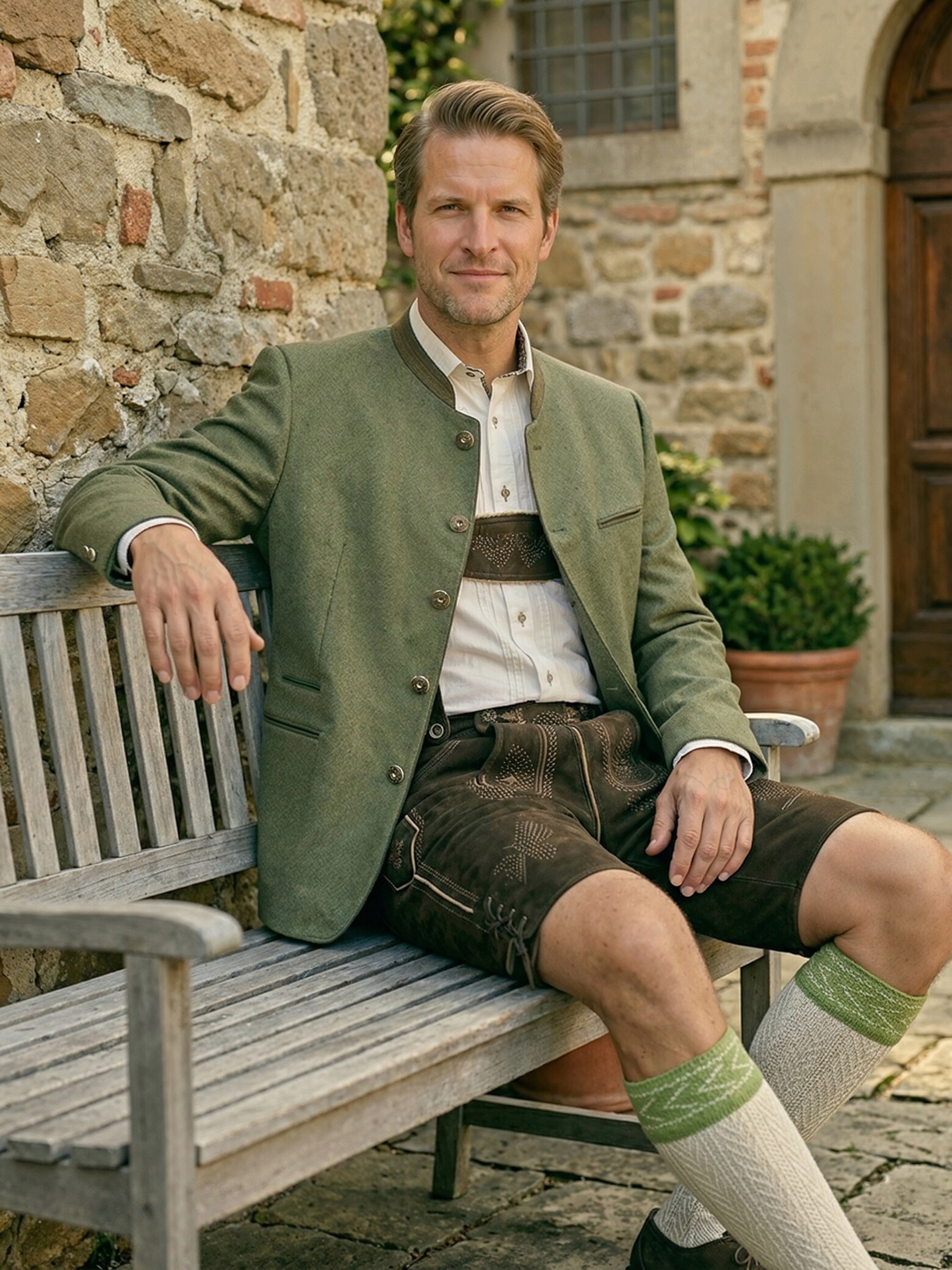 Stilvoll in Lederhose und Janker Festliche Trachten für Trauzeugen und Gäste