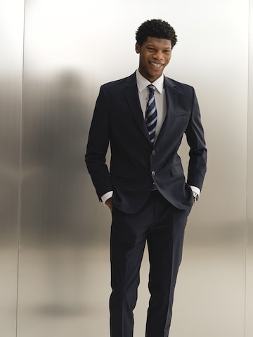 Dark Blue Suit With Tie Look