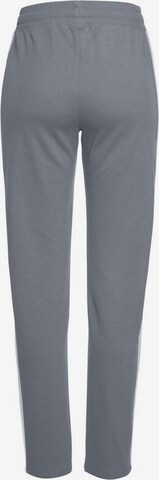 Coupe slim Pantalon BENCH en gris