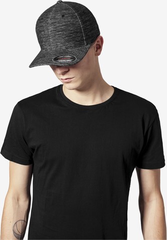 Casquette Flexfit en noir : devant