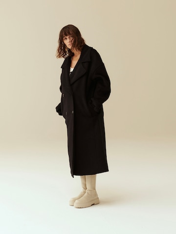 Long Black Coat Look by ABOUT YOU x Mogli