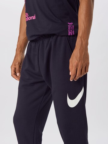 Effilé Pantalon de sport NIKE en noir